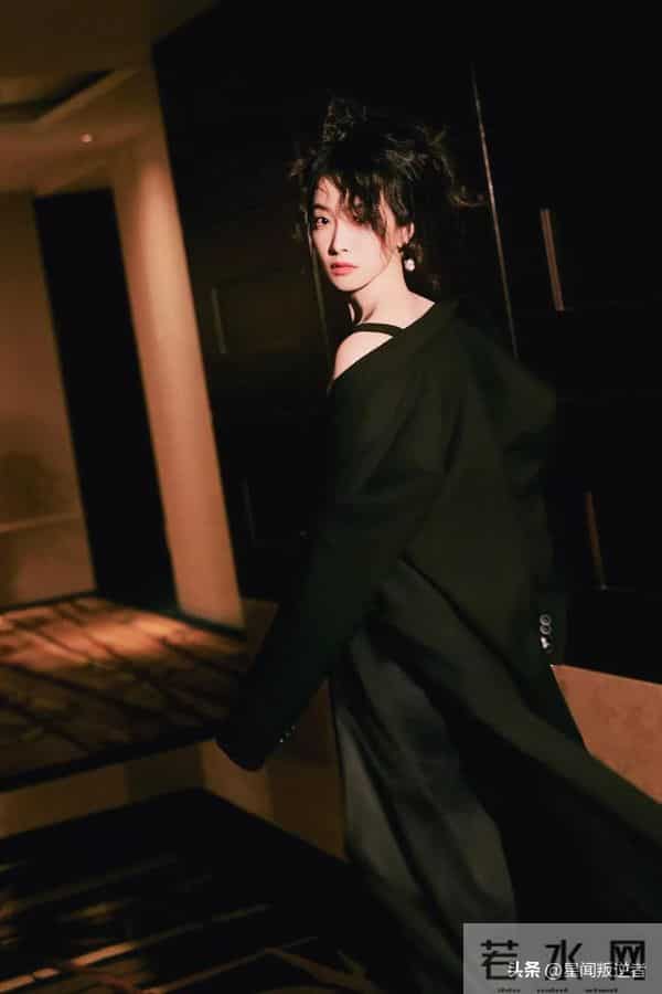 我的天,人间尤物宋茜全黑造型杀疯了!蕾丝胸衣加大衣直接封神