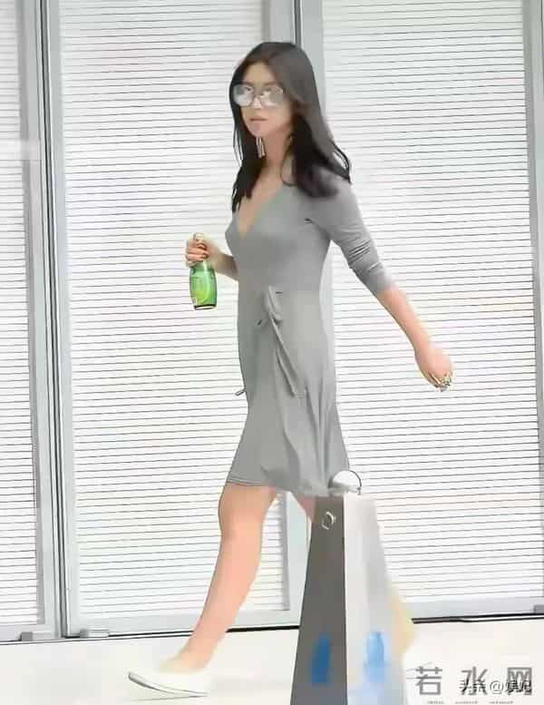 朱珠竟然真空出行边走边喝饮料 这厚度这粗度还有腰身 这样穿舒服吗