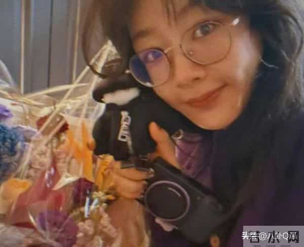 33岁杨紫生日晒全家福,爸妈气质出众亮眼,一家三口太幸福