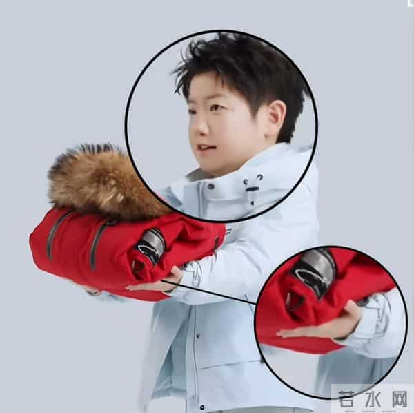 谁懂这个端着羽绒服的莎儿有多萌！小手手伸的笔直，眼神诚恳可爱