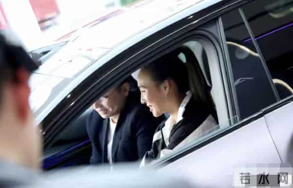 郑钦文上海奥迪店被偶遇 休闲装配高马尾，好美好飒