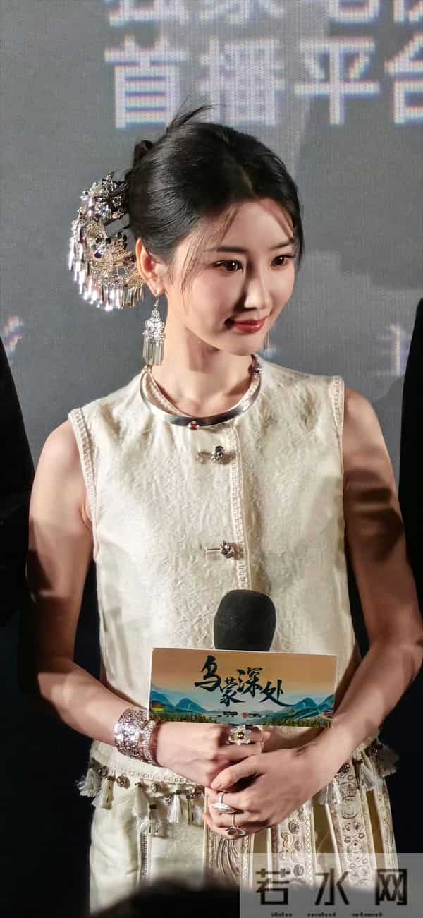 毛晓彤出席线下活动,又漂亮又明媚,皮肤白到发光少女感十足呀!