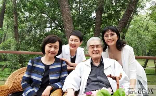 为初恋丁克半生，51岁再婚生下一双儿女，如今活成女人羡慕的模样