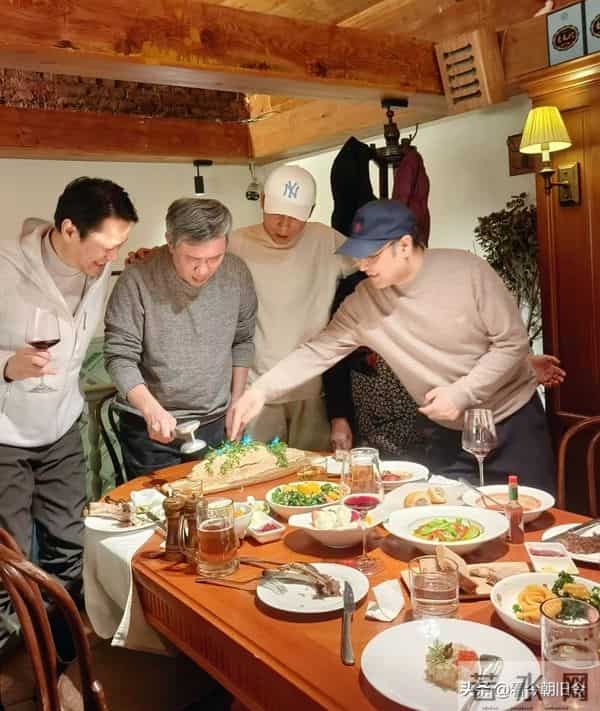 51岁李乃文到哈尔滨朋友家里做客,他身穿白色短袖,身材又高又瘦