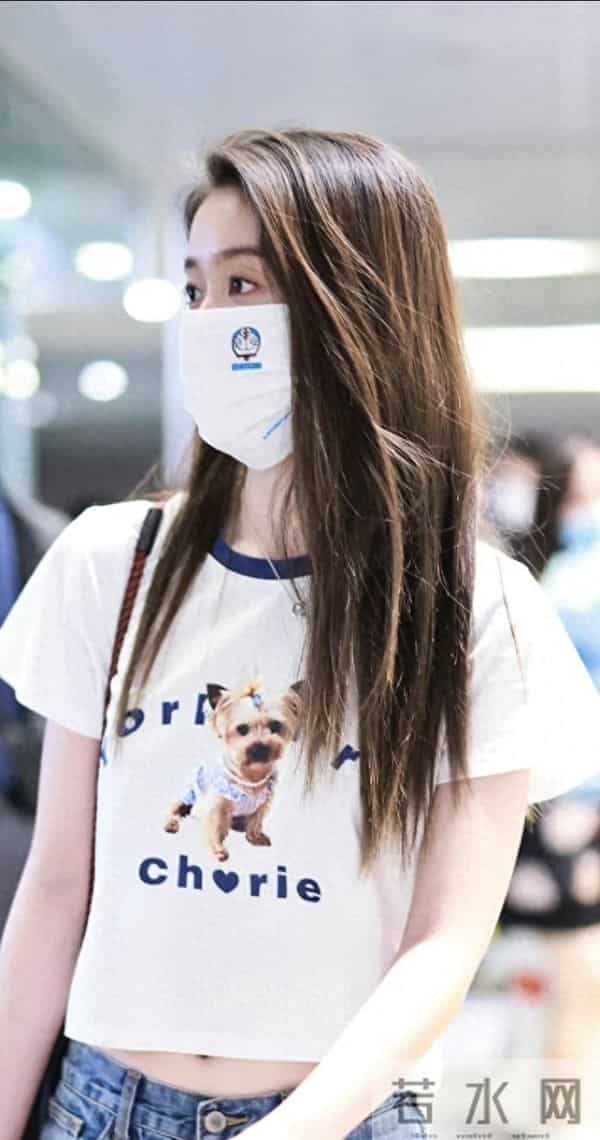 张雪迎露迷人小肚子