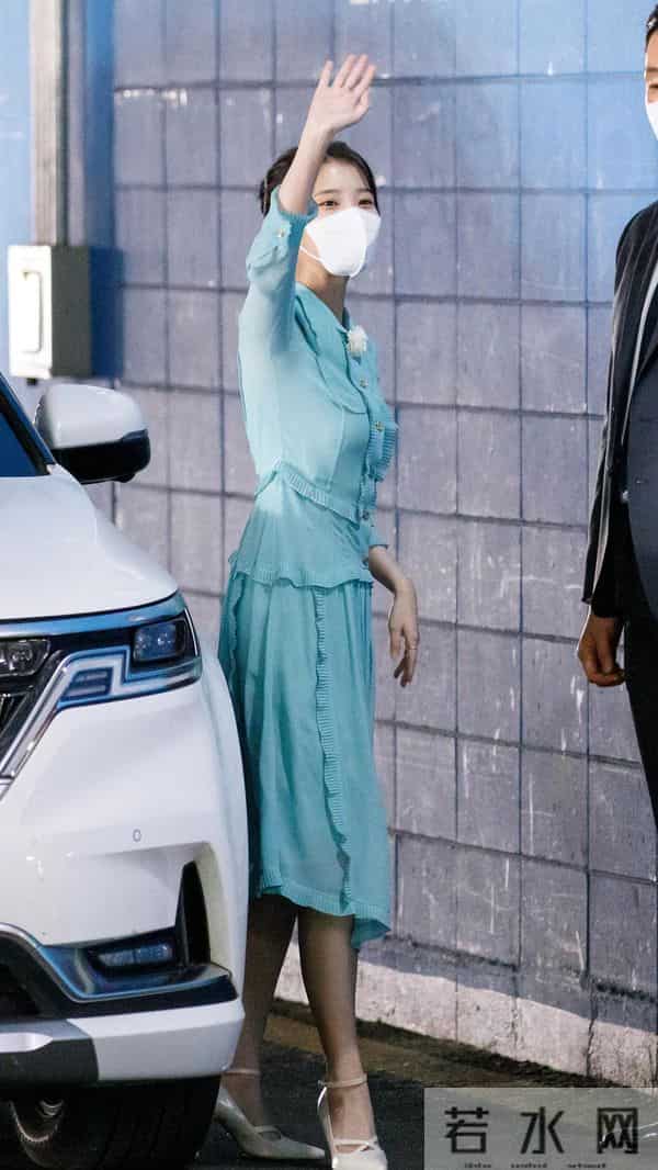 iu李知恩透视裙和白色高跟鞋很有成熟女人的味道