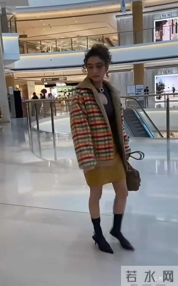 两位真千金罕见同框，何超莲娇小玲珑，小17岁的王诗龄端庄大气