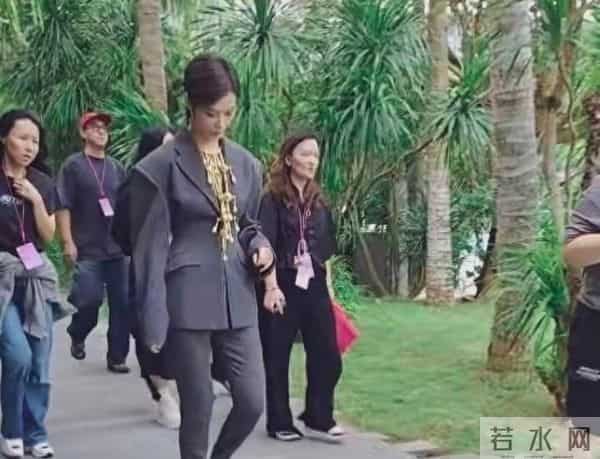 哇塞!李宇春私下穿着打扮被曝光啦,脖子上那超贵的金链子超好看