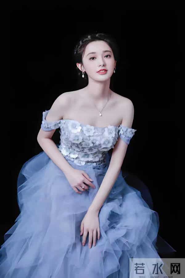 彭小苒这身材好哇塞啊，前凸后翘看得人脸红心跳