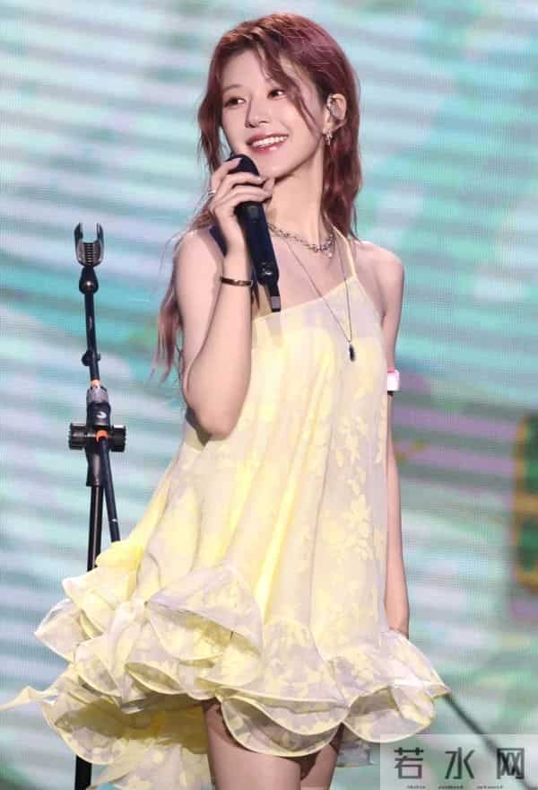 赵露思生日会热歌辣舞,完全是女团C位,这几套造型太嘶哈了