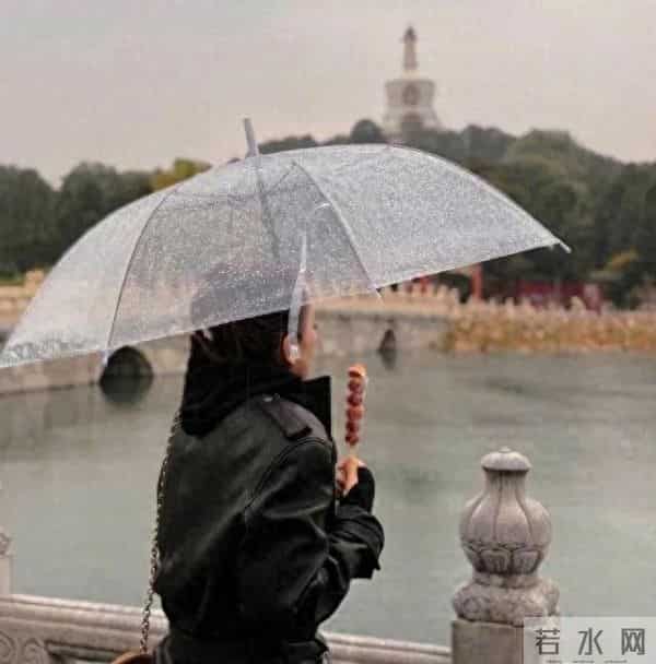 59岁巩俐现身北京公园，满脸皱纹头发凌乱 喝酸奶吃糖葫芦超接地气