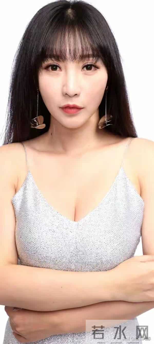 柳岩,闪亮银裙,优雅气质,尽显迷人风采