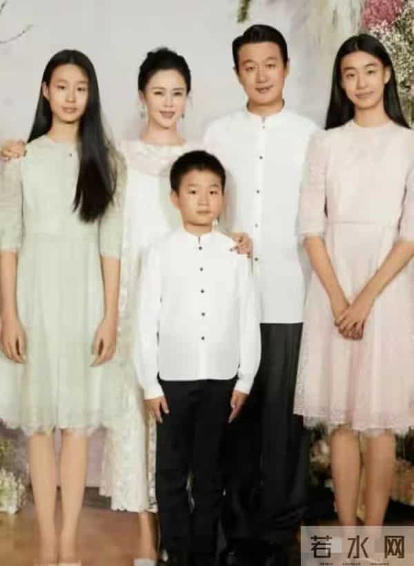 佟大为妻女看展 17岁大女儿身高近180 发育惊人 长得像爸爸 妈妈最美