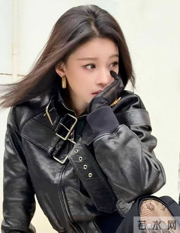 孙怡又飒又时髦的皮衣look 黑丝太顶了