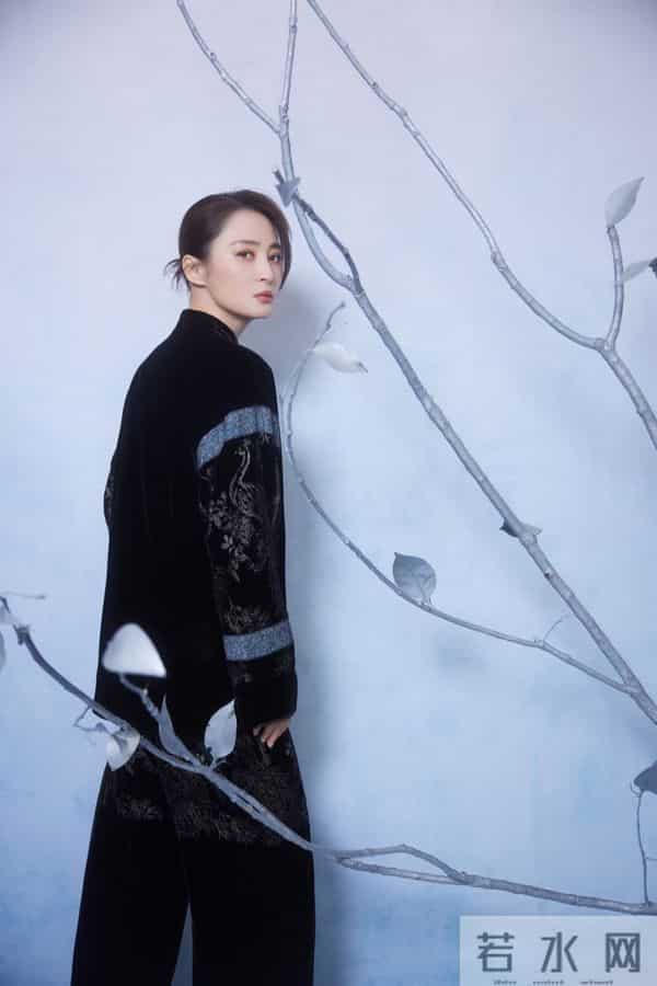 蒋勤勤分享国风写真，黑丝绒刺绣装配低盘发，气质典雅美出新高度