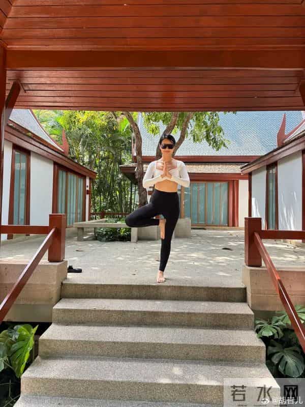 46岁胡杏儿和老公度假庆生,小腹圆润,网友猜测怀“四胎”拼女儿