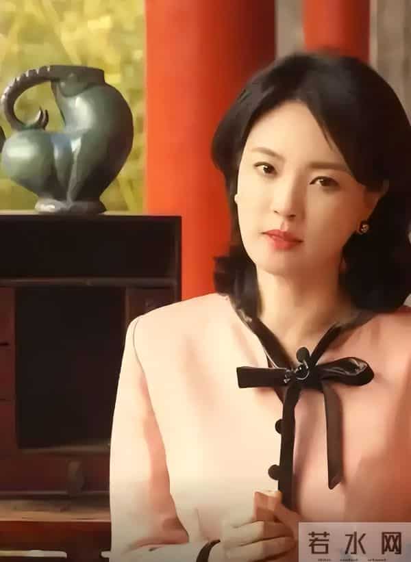 前央视主持人,俩前任去世被嘲“克夫”,生图脸僵的她近况如何了