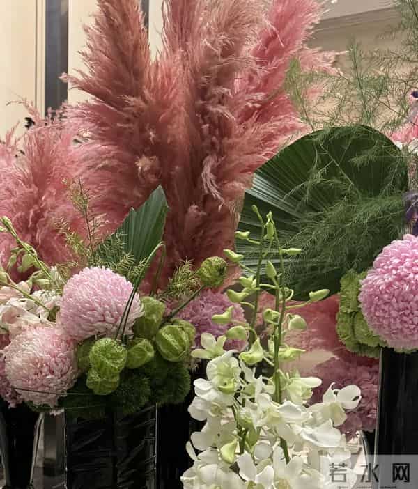 李湘回湖南娘家!父母住大别墅,客厅堆满鲜花,她却不敢露全脸