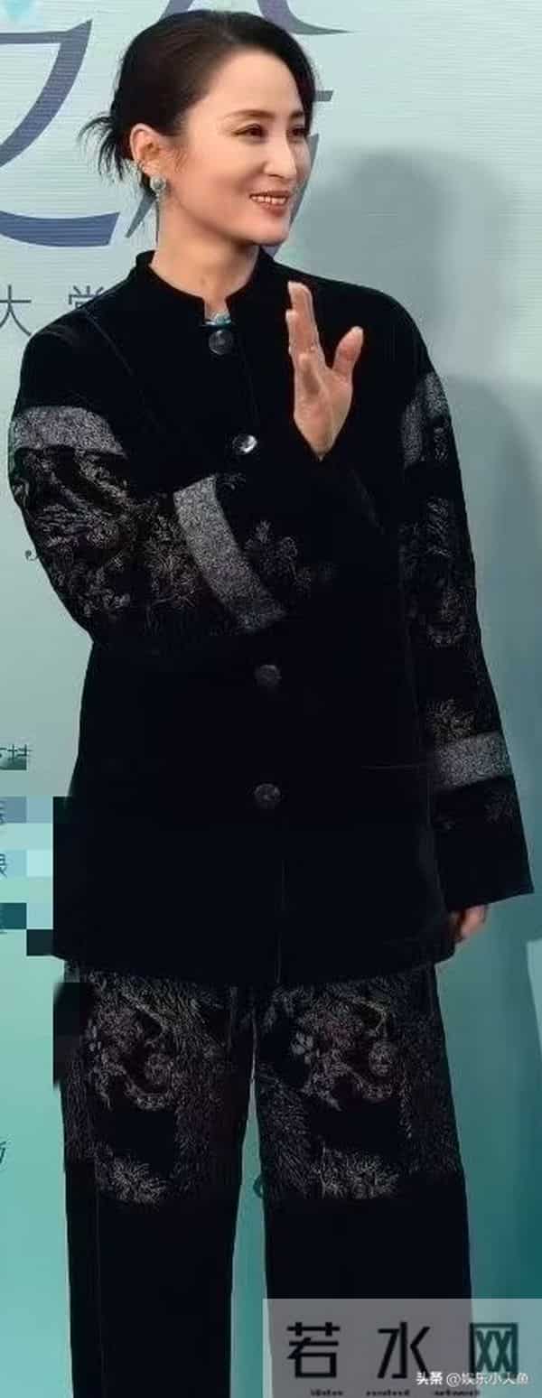 蒋勤勤出席十堰竹山活动,穿黑色印花中式套装发髻低挽,大气漂亮