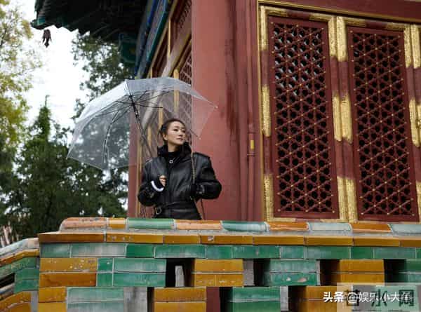 巩俐参加卡地亚活动,60岁依旧很有女王范,完美诠释岁月不败美人