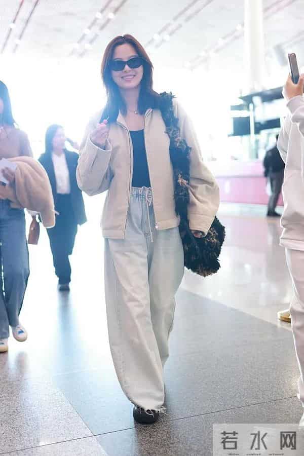 辛芷蕾机场私服!米色短外套黑色打底衫牛仔裤,休闲随性又时髦!