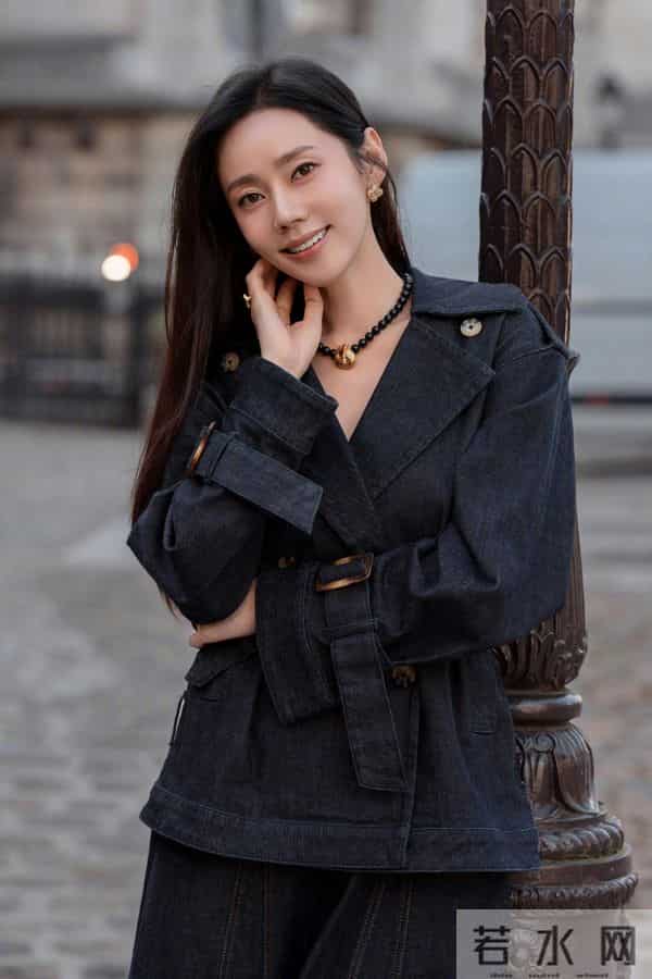 穿黑色风衣的秋瓷炫