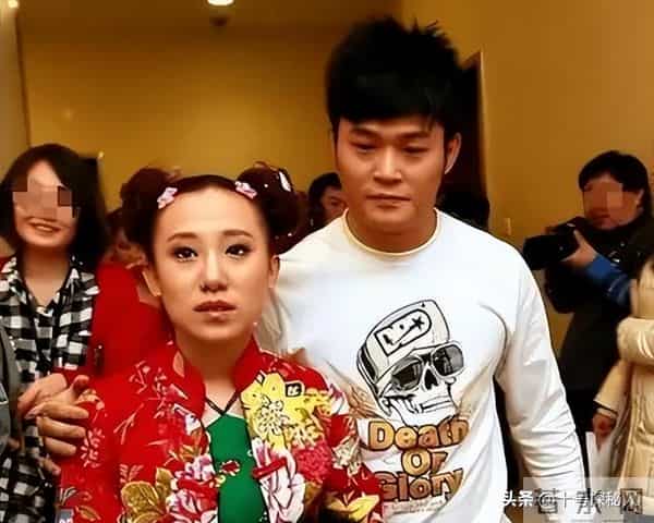 一手好牌打得稀烂！从春晚笑星到县城卖唱，丫蛋的今天怪不了别人