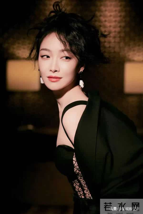 我的天,人间尤物宋茜全黑造型杀疯了!蕾丝胸衣加大衣直接封神