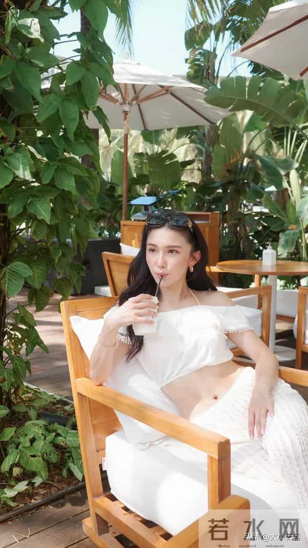 关枫馨与男友游海南岛享受阳光与海滩,穿比基尼喝椰汁舒适又奢华