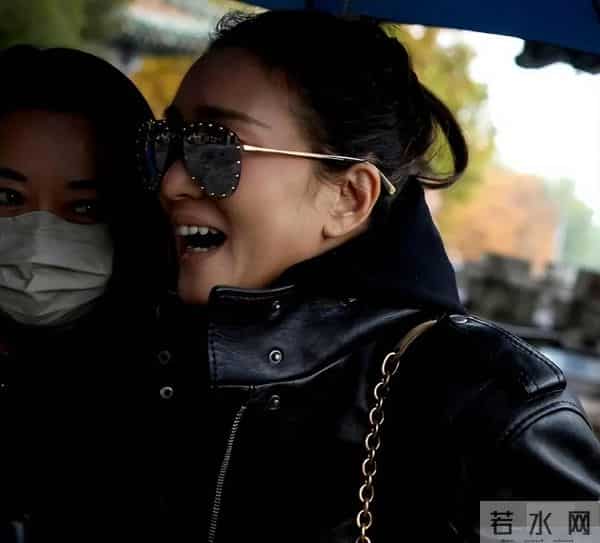 59岁巩俐现身北京公园,满脸皱纹头发凌乱 喝酸奶吃糖葫芦超接地气