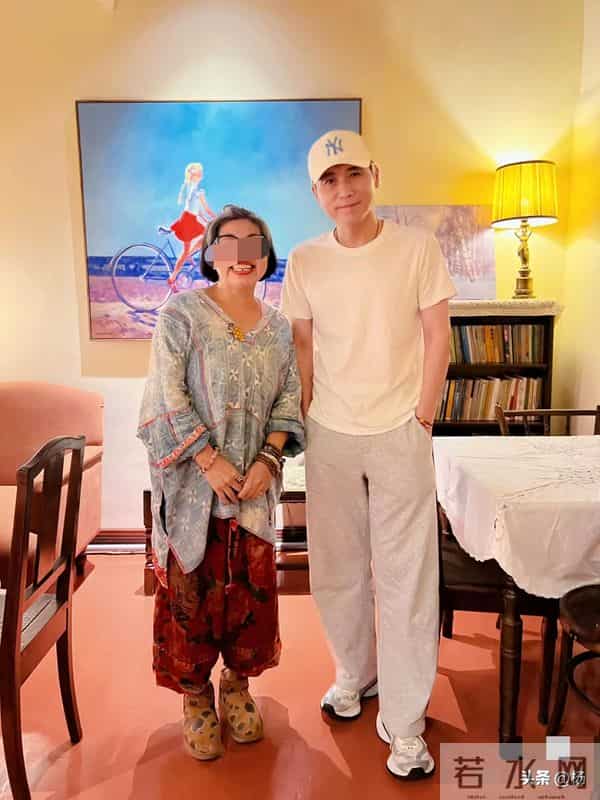 51岁李乃文哈尔滨和朋友聚餐，白色短袖上衣又高又瘦，状态像40岁