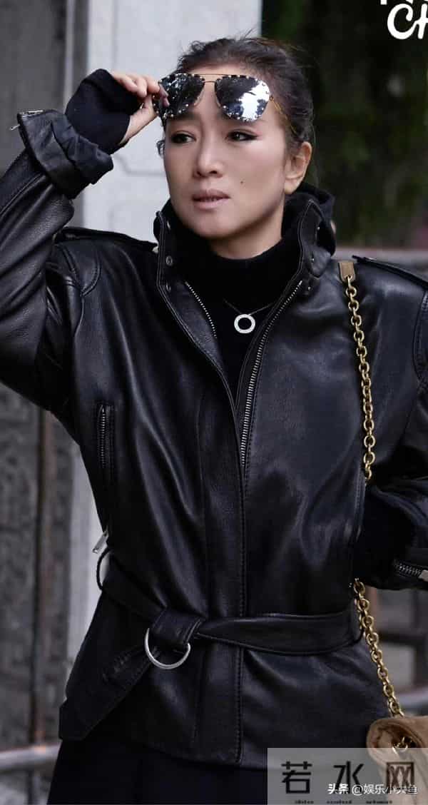 巩俐参加卡地亚活动,60岁依旧很有女王范,完美诠释岁月不败美人