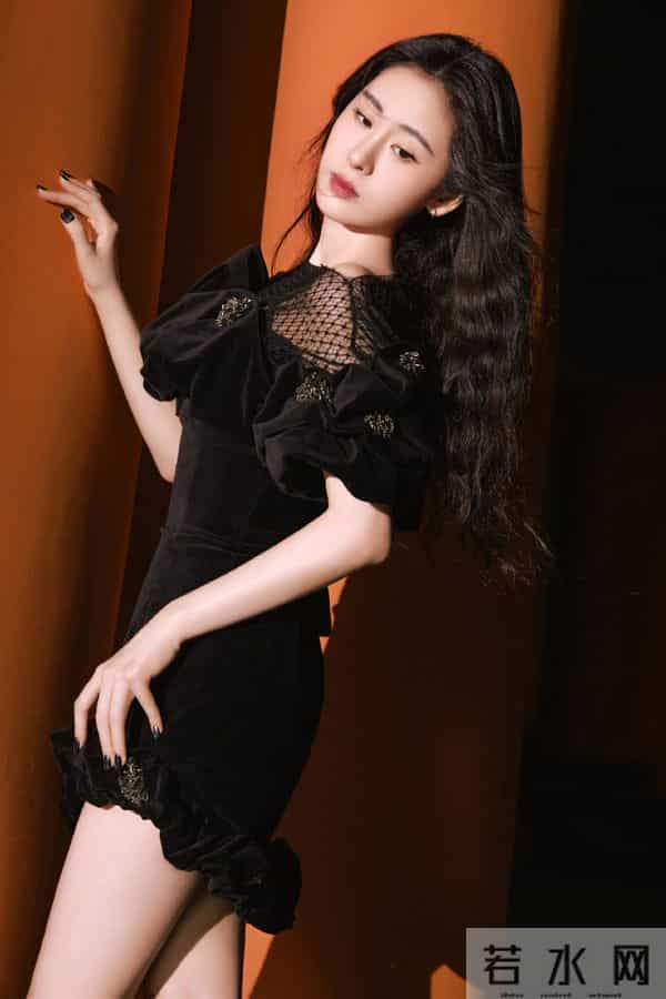 张碧晨脚踩黑色长筒靴,女人味十足,这腿好嫩