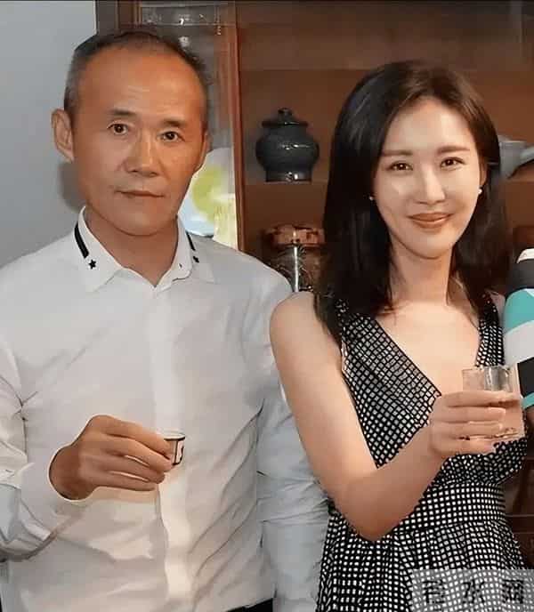 他舍弃亿万资产离弃糟糠之妻,娶30岁女星,如今成人生赢家