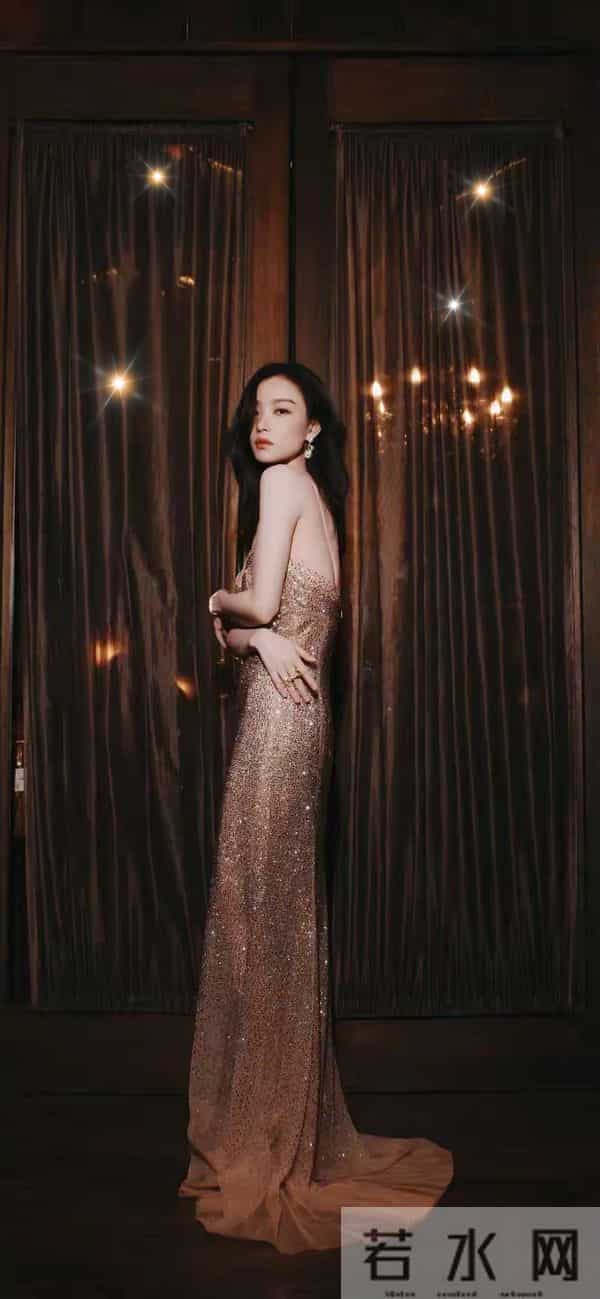 倪妮身姿曼妙,曲线玲珑有致,每一处都散发着致命的性感魅力。