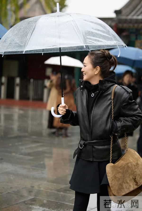 巩俐参加卡地亚活动,60岁依旧很有女王范,完美诠释岁月不败美人