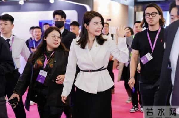 看了郭晶晶的穿搭，我悟了：西装不配牛仔裤、短靴，才更高级洋气