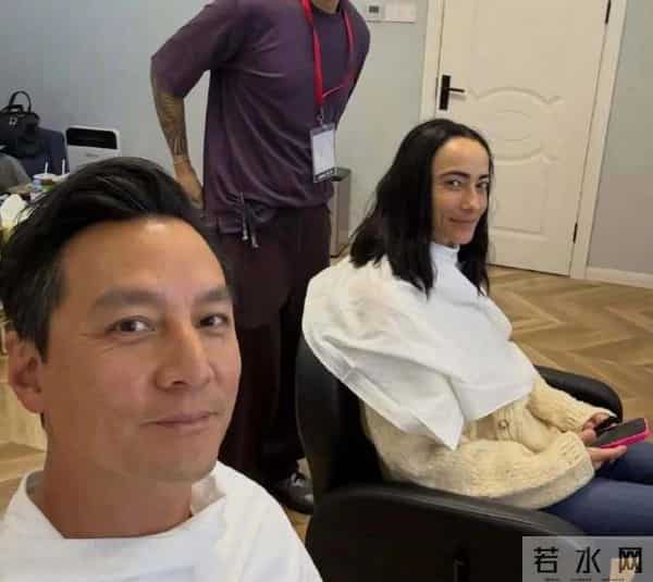 刘晓庆一天吃很多肉，同龄人夸她年轻，摘下假发真容亮出