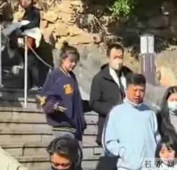 李乃文的笨办法管用，不劝，只把辣锅换成清汤，把香菜挑干净