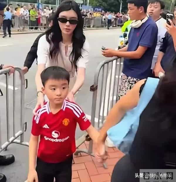 豪门脚跟已站稳,奚梦瑶陪婆婆逛街一身贵妇打扮,比郭碧婷幸福