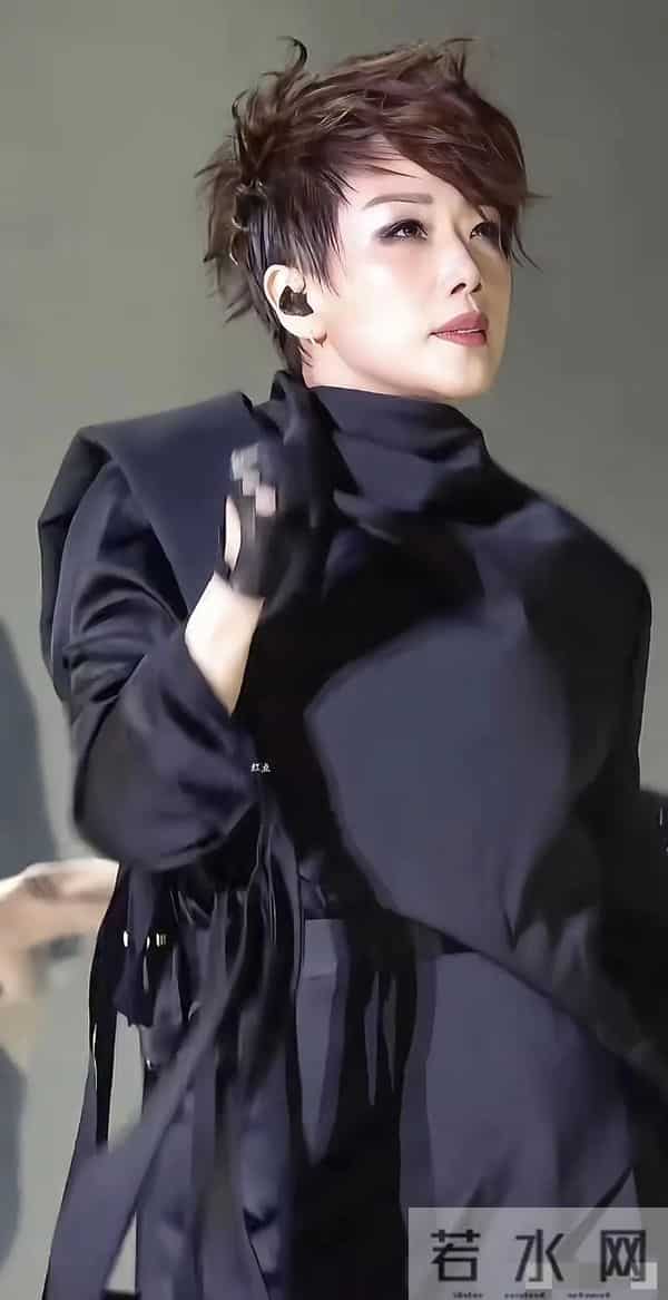 难以想象这是60岁的林忆莲吗？在深圳开演唱会，现场气氛特别的好