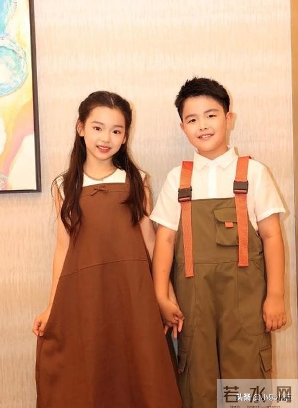 绝了! 佟大为9岁儿子与同龄小酒窝亮相,高半头 正脸跟佟大为好像