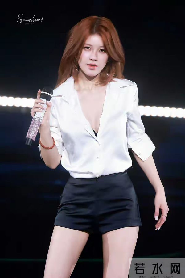 赵露思,演唱会性感造型,白色衬衣敞开心扉,男舞伴都移不开眼!