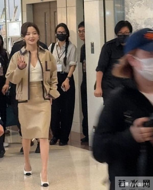 39岁辛芷蕾在香港被偶遇，她打扮好知性，脸圆圆的，真的好美啊