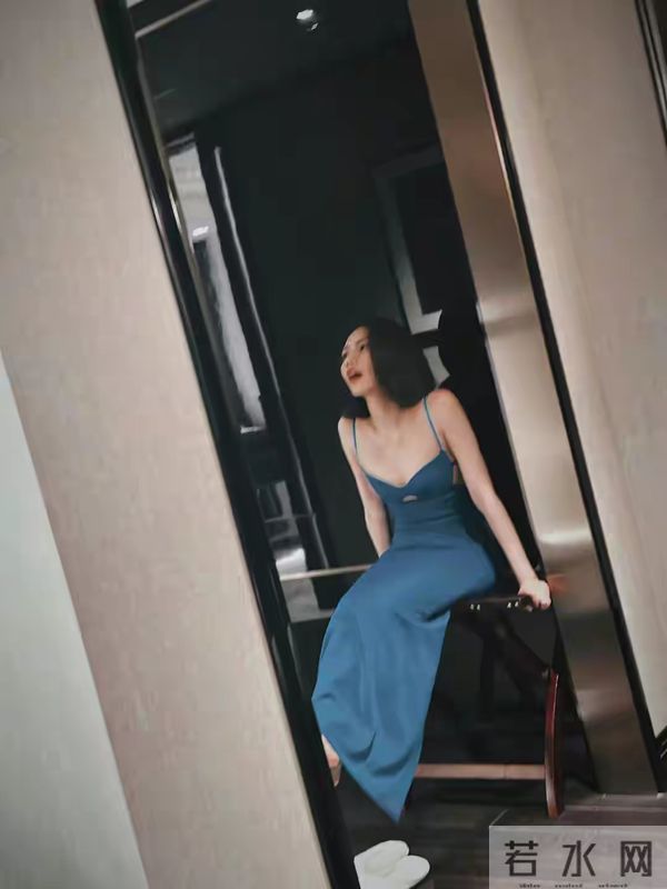刘惜君吊带裙光脚丫很有味道