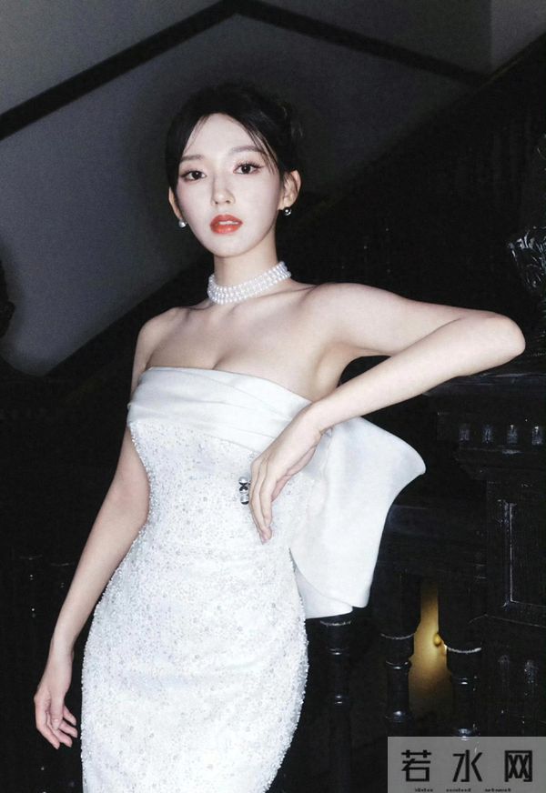 程潇，白色抹胸裙～