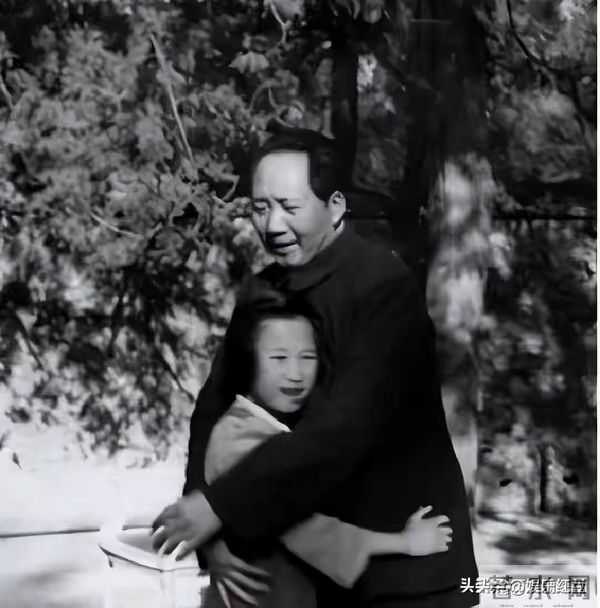 毛主席一家四口合影，四人脸上全是笑意，李讷紧挨毛主席