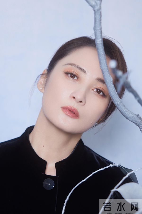 蒋勤勤今日份营业美照，成熟有气质