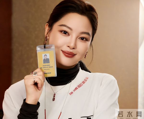 郝蕾暗讽辛芷蕾，不料辛芷蕾发长文回击，网友：内娱回到十年前了