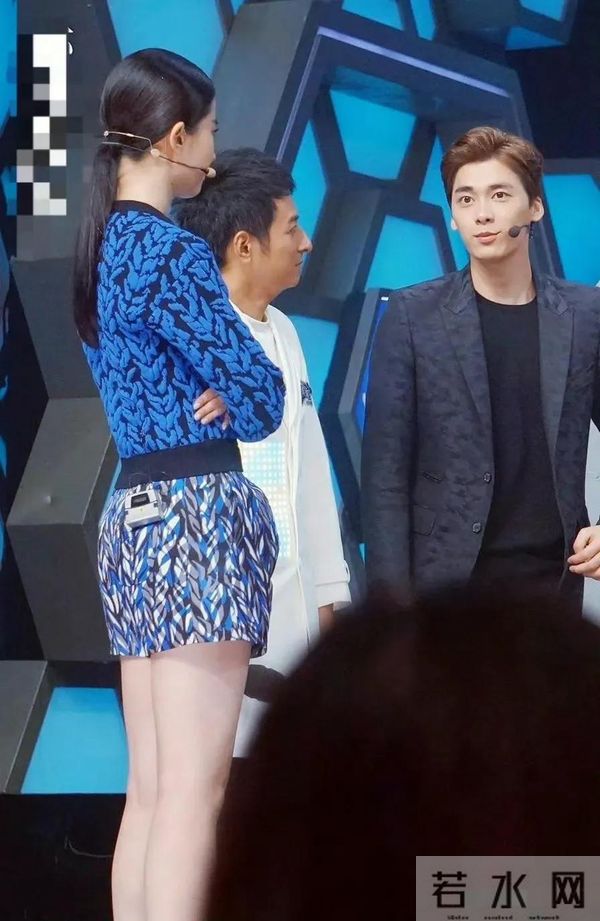 刘亦菲年轻时完美大白腿太漂亮，透视毛衣